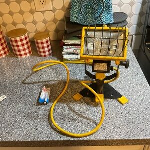 Right Touch Industrial Halogen Work Light - Model 83995 - 120V 2.1A Shop Light